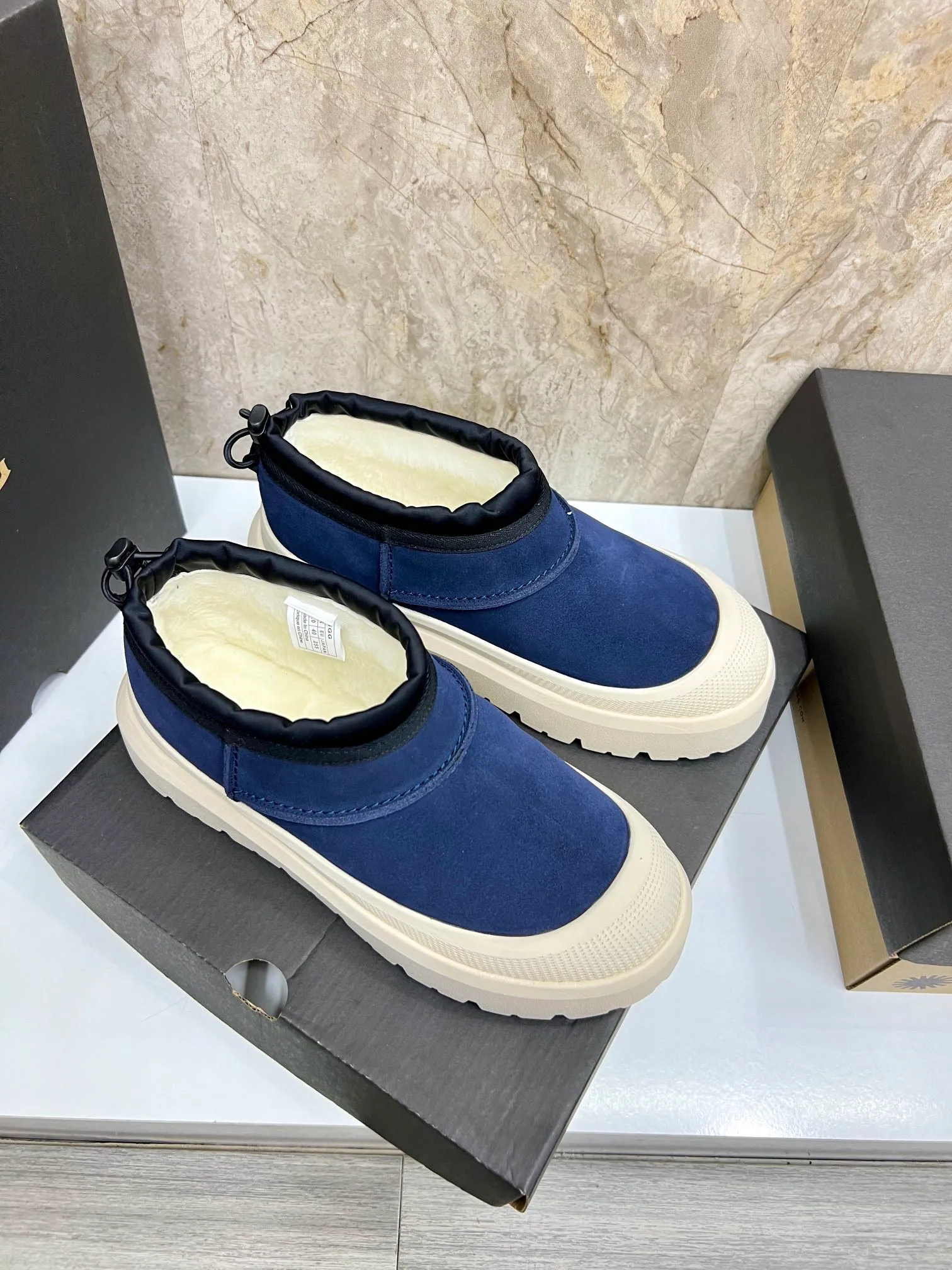 Men's men's shoes💰: 💰540💰Couple model👫 UGG Tasman Weather Hybrid one-second snow boots👢 Wang Yibo's same 👏 classic Tasman shoe is designed with environmentally friendly waterproof and snowproof material, which is both fashionable and functional. At the same time, it is paired with the new UGG Keen furry color-blocked jacket. Bright orange and maroon collide to create a new light outdoor style and open up a new travel experience in early autumn! Using the best materials, the 17mm fur-integrated surface is warmer and more breathable, and the outsole is upgraded to a lightweight and wear-resistant light wing technology outsole! Size: Women’s size 35-40 / Men’s size 38–44 (45 customized) Official website color